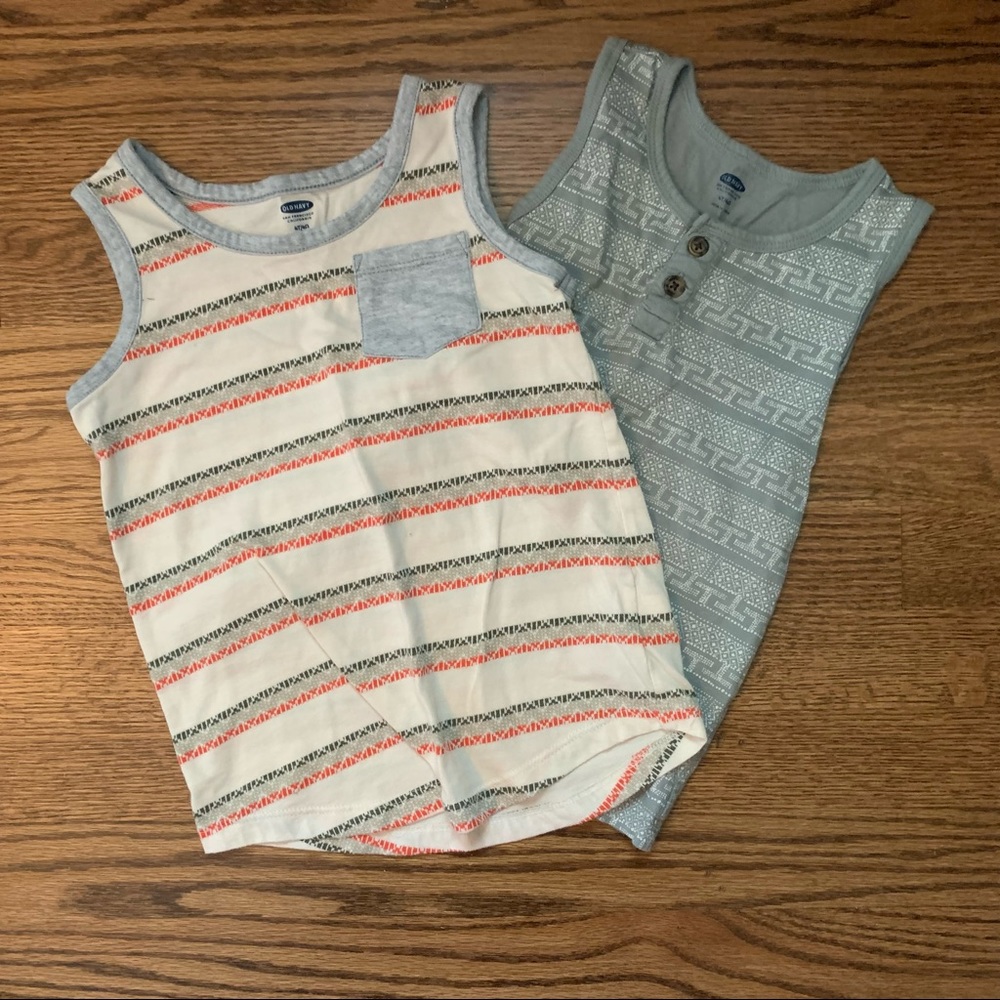 SOLD: 5/$25🟡 2 sleeveless tanks size 4T